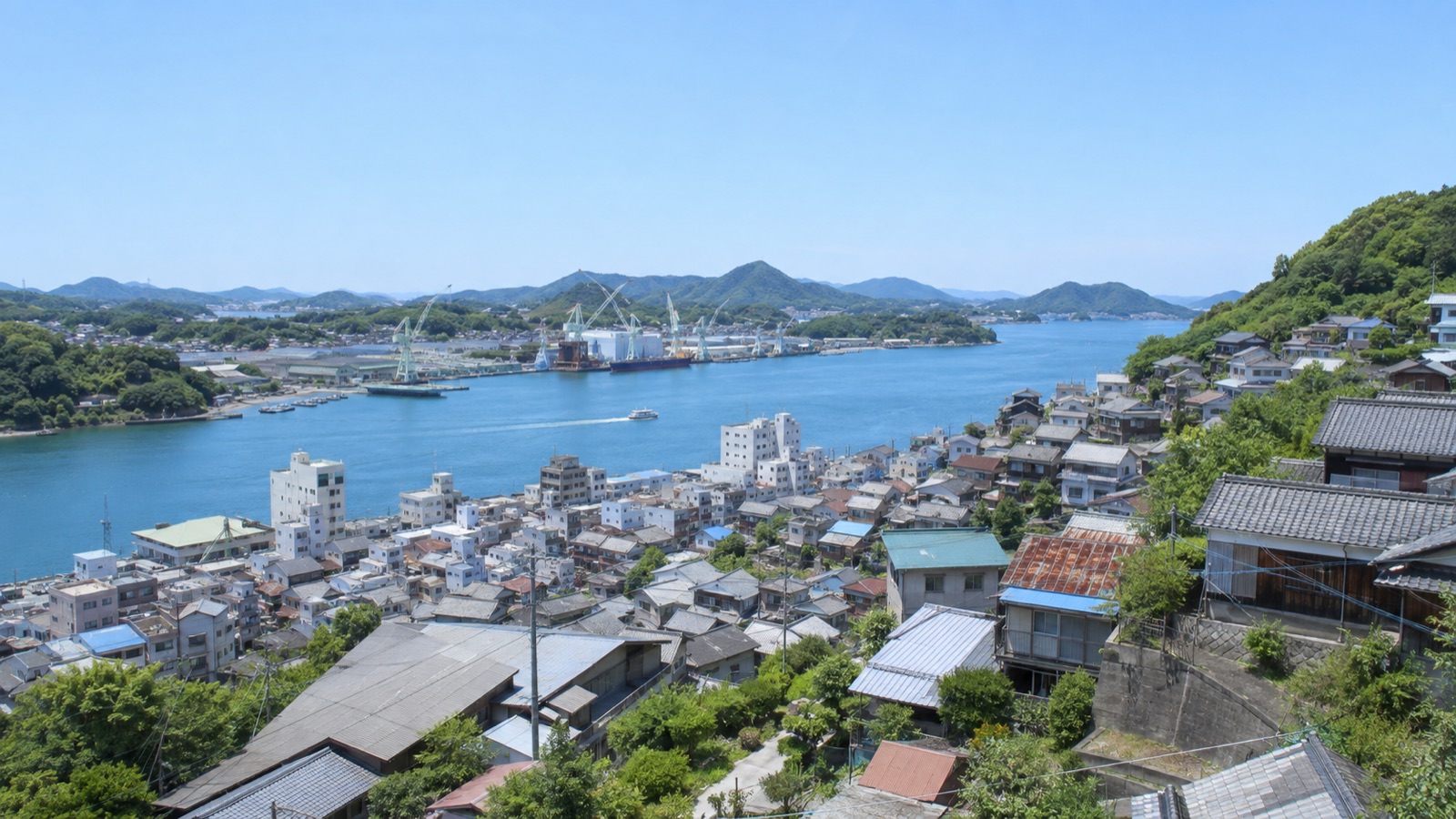 広島県尾道の街と海